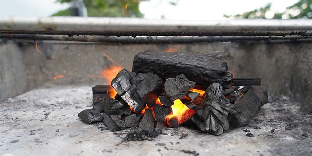 Как производят древесный уголь?