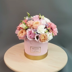 Композиция «Фея» — розы, гербера, эустома в шляпной коробке.