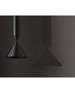 Современный лаконичный светильник с вытянутой чёрной формой.