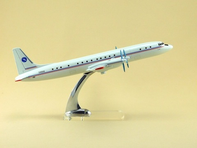 Модель самолета Ил-18 (М1:100, Мир НПП)