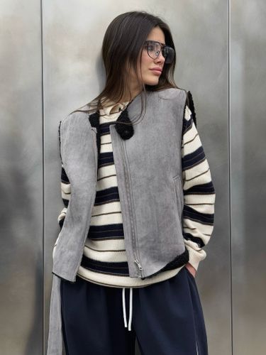 Серый утепленный жилет с сумкой