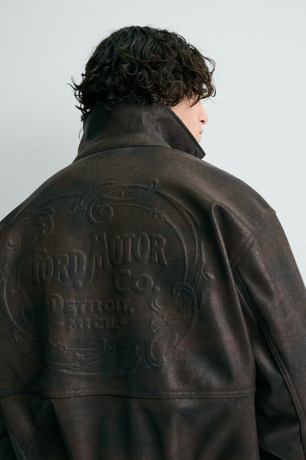 ZARA Х FORD БОМБЕР ИЗ ИСКУССТВЕННОЙ КОЖИ С ТИСНЕНИЕМ, КОРИЧНЕВЫЙ