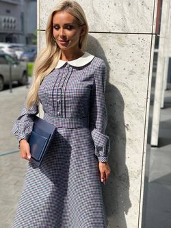 Платье гусиная лапка с белым воротничком из костюмной вискозы