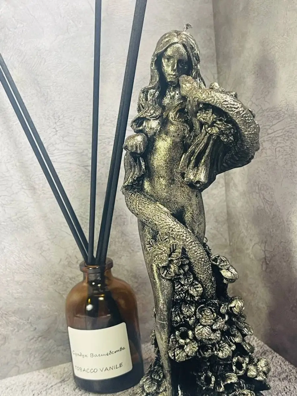 Свеча "Ева в объятиях змеи" программная