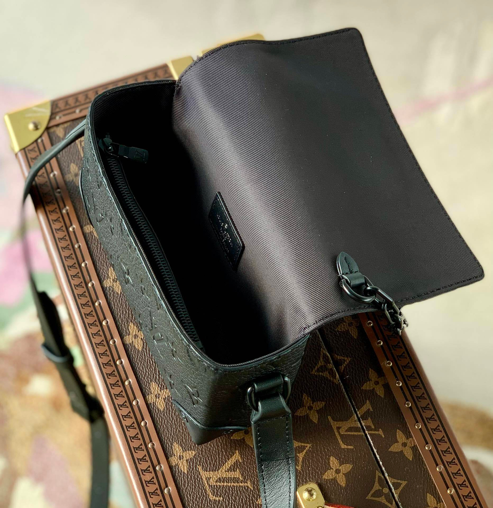 Louis Vuitton Steamer Wearable Wallet
