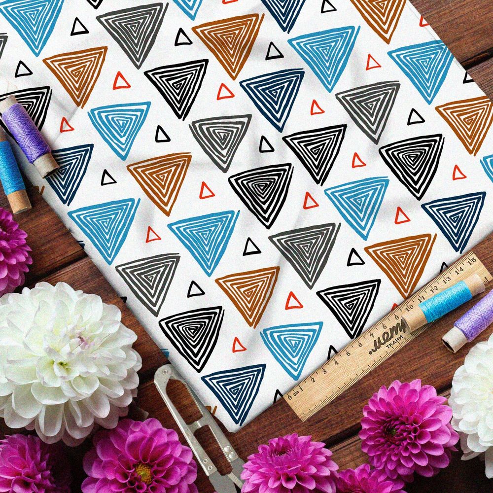 Ткань сатин разноцветные треугольники на белом фоне