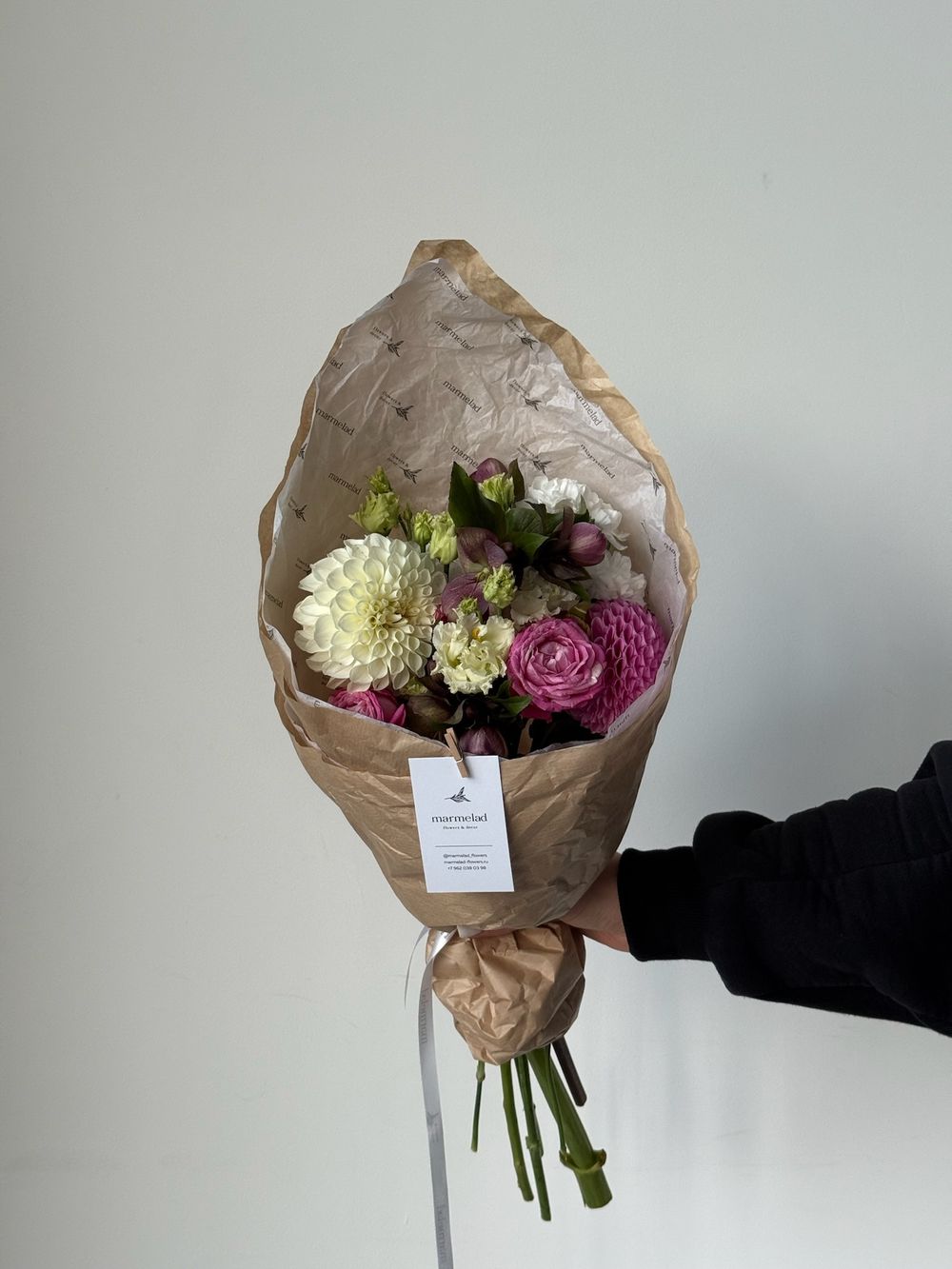 Кулек из кустовых пионовидных роз, георгин, лизиантуса и хелеборуса