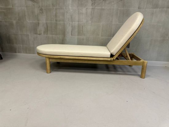 Шезлонг-лежак деревянный с матрасом Pill