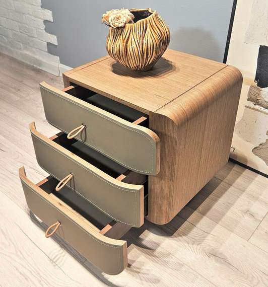 Тумба прикроватная SG-46, бежевая экокожа, шпон ореха