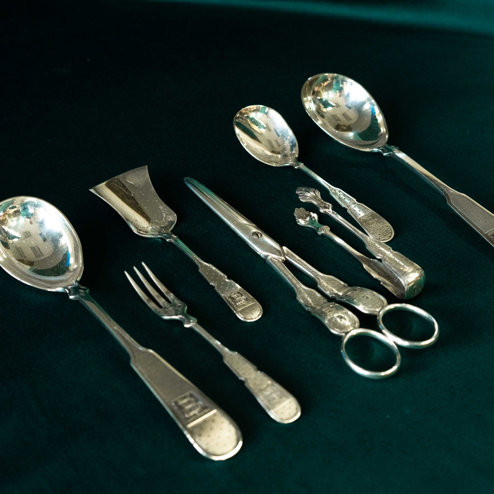 Комплект приборов для сервировки стола