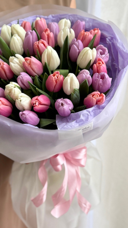 Утонченное сочетание розовых, белых и сиреневых тюльпанов в монобукете от Флора Маркет