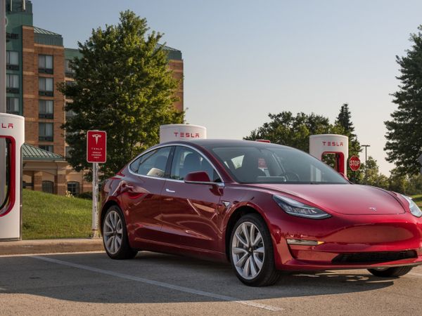 Купи Tesla и окажись под колпаком наблюдения: владельцы автомобилей подают в суд на компанию