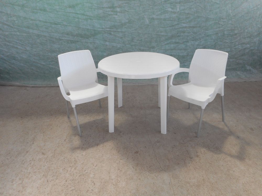 Комплект пластиковой мебели (стол круглый D900 “Ривьера” + 2 кресла “Аэро”)