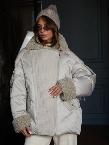 Серый пуховик с воротником из овечьей шерсти