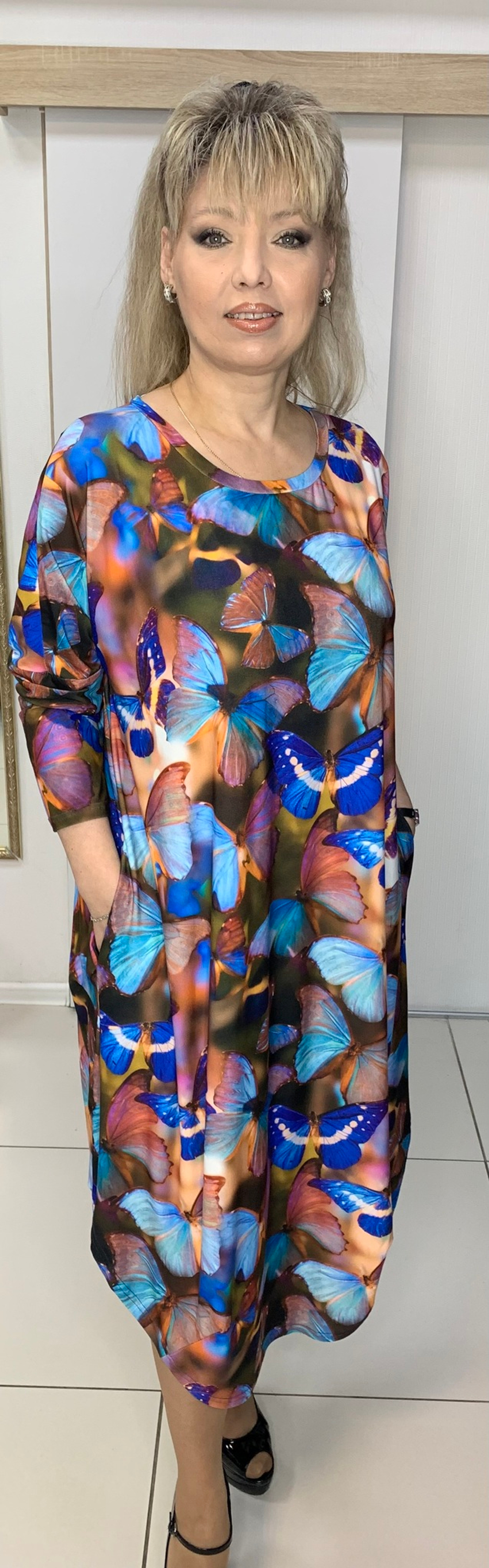 Яркое трикотажное платье с разрезами по бокам на размер+