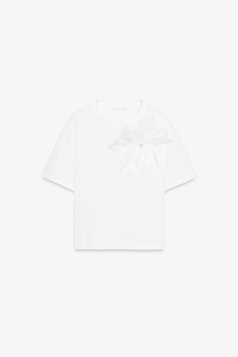 ZARA ФУТБОЛКА С ОБЪЕМНЫМ ЦВЕТКОМ, БЕЛЫЙ