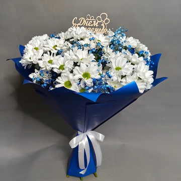 Букет из 9 кустовых хризантем сорта "KENNEDY WHITE" и синей гипсофилой