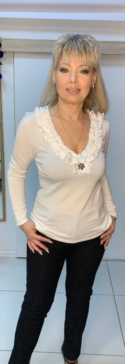 Белый тонкий джемпер с атласным жабо