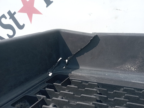 Корпус (дефект) подножек правый 2020г.