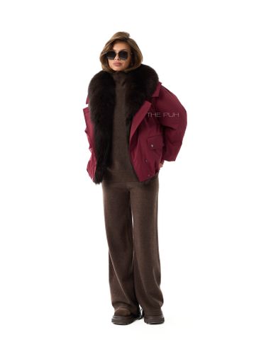 Короткий бордовый пуховик с воротником из лисы