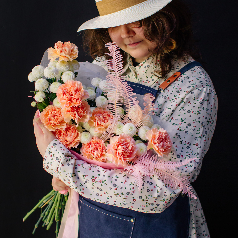 14. Стойкий букет с хризантемой и диантусами