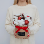 Новогодняя композиция из хлопка, сухоцветов и ёлочных украшений