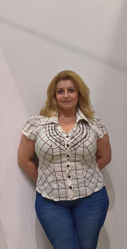 Бежевый блузон в клеточку.