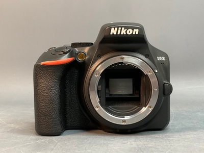 Nikon D3500 Kit 18–55mm f/3.5–5.6 G VR II 20 кадров