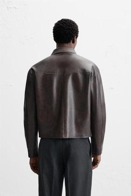 ZARA КУРТКА ИЗ ИСКУССТВЕННОЙ КОЖИ С ЭФФЕКТОМ ПОТЕРТОСТИ, ТЕМНО-КОРИЧНЕВЫЙ