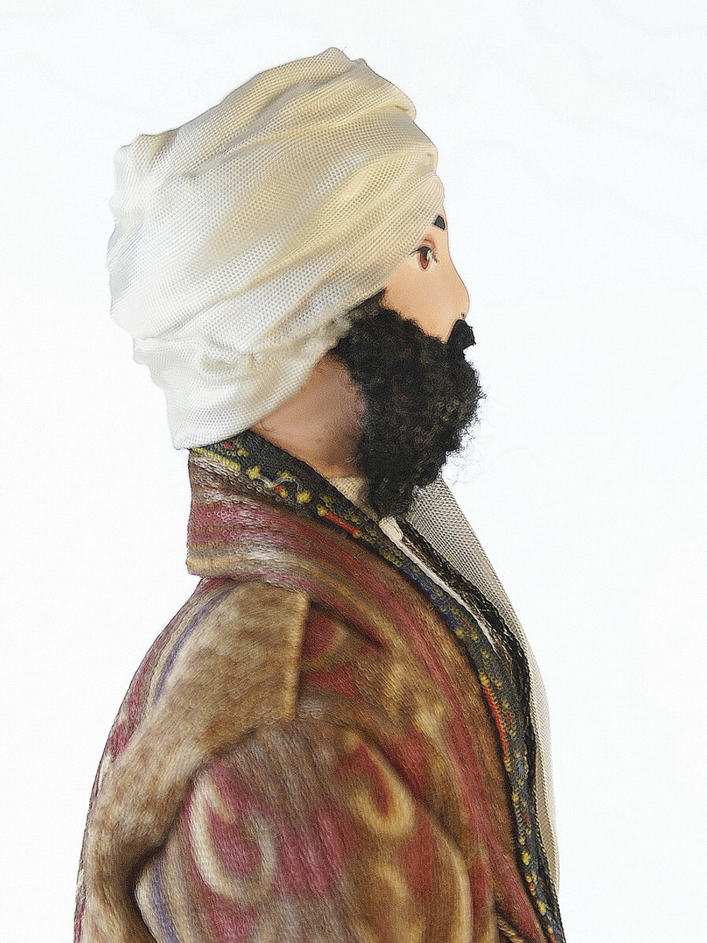 Кукла фарфоровая Узбек в традиционном костюме