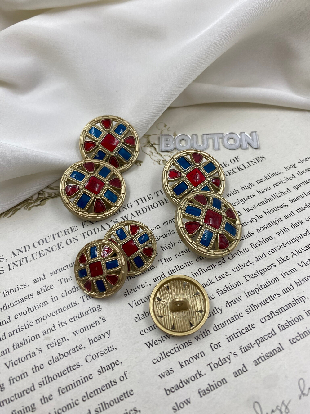 Пуговицы матовое золото с синей и красной эмалью