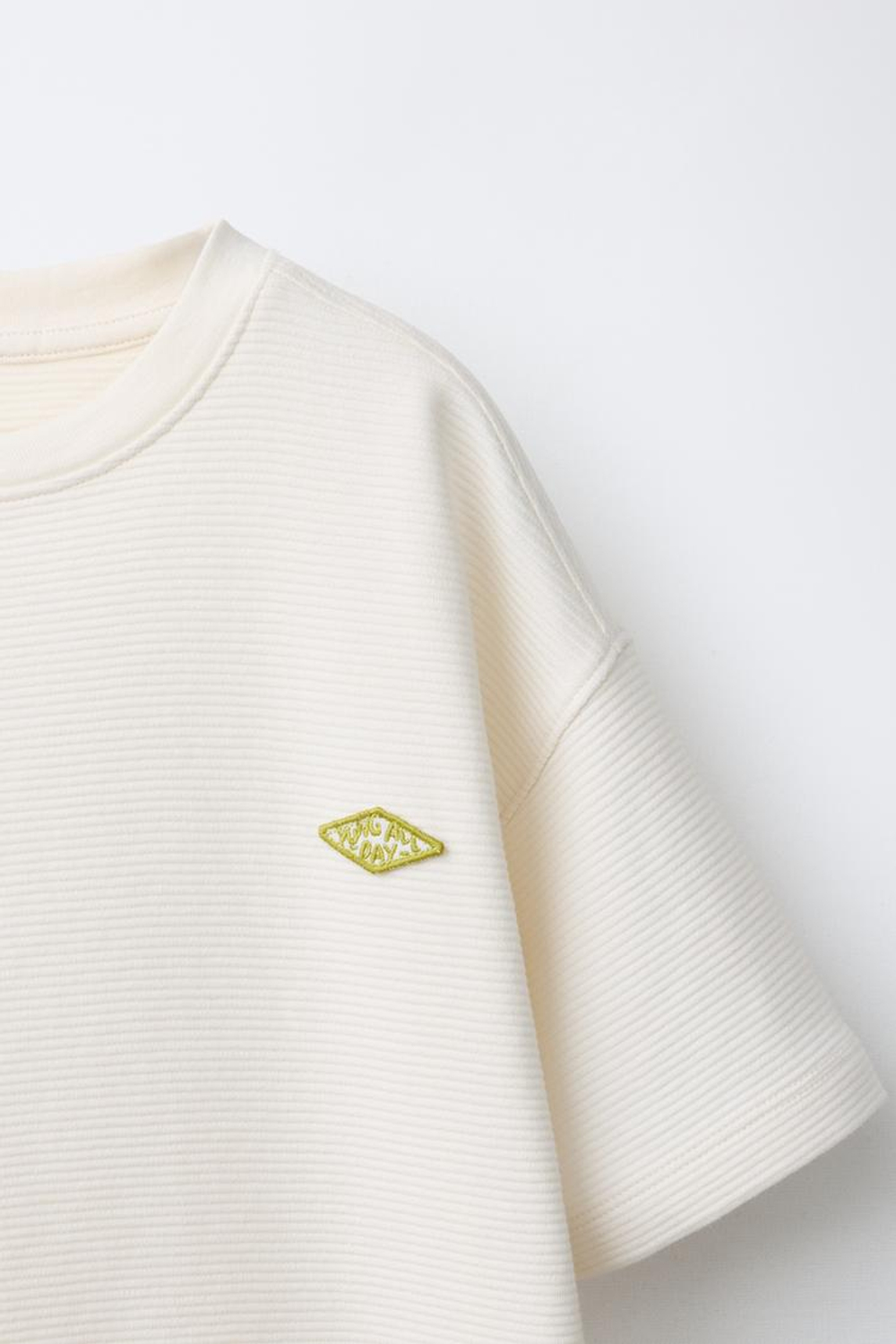 ZARA ФУТБОЛКА ИЗ ТКАНИ ОТТОМАН С НАШИВКОЙ, ЭКРЮ