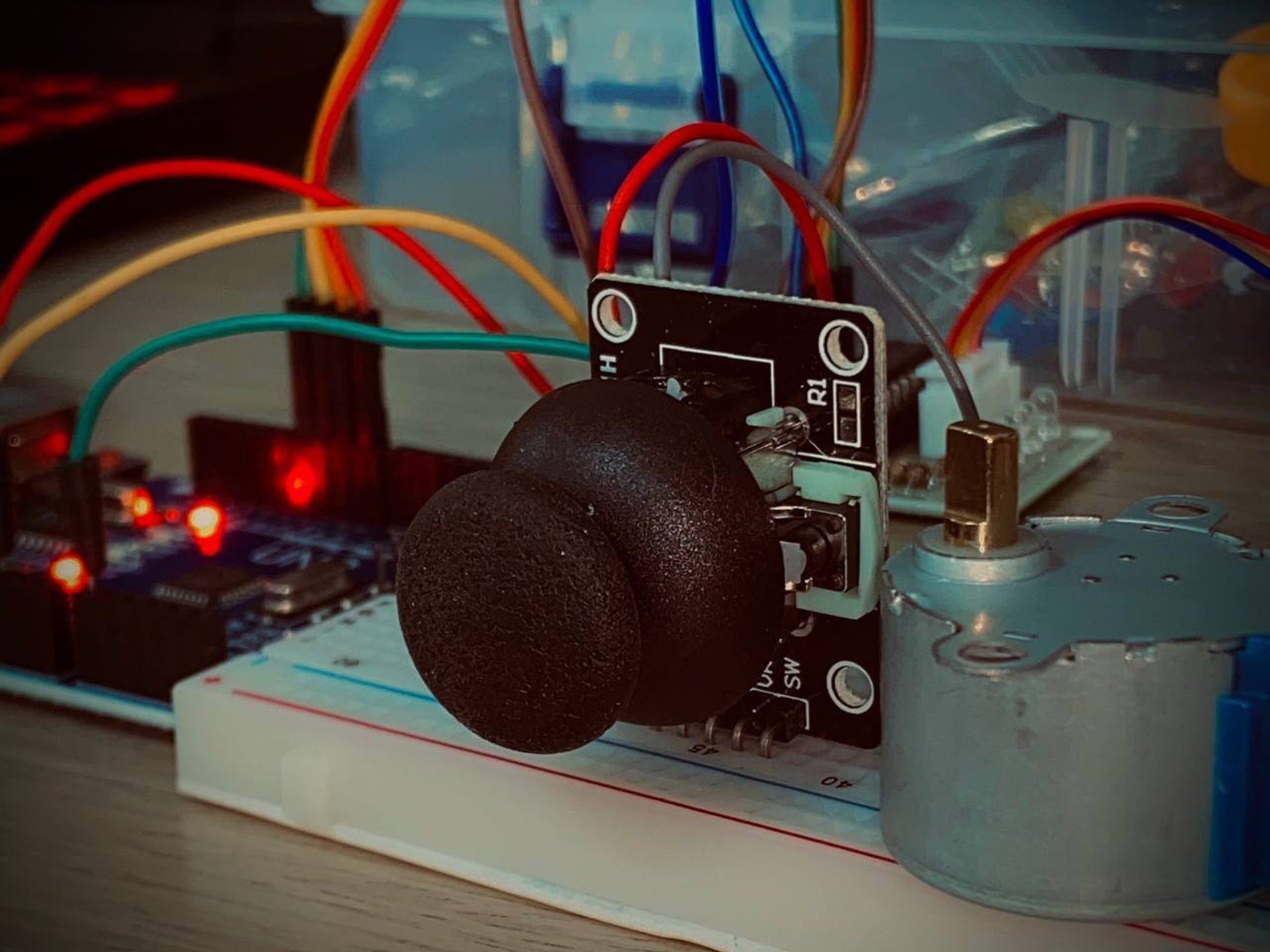 Управление шаговым двигателем с помощью джойстика на Arduino