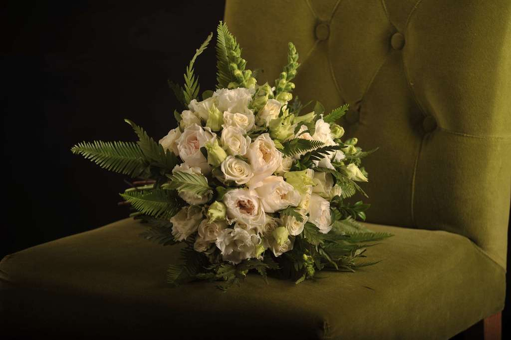 Букет невесты из роз Дэвида Остина и леувенбеков