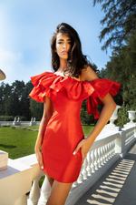 Платье мини шелковое на одно плечо с рюшами