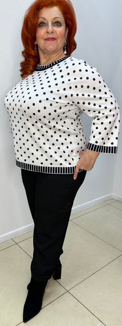 Белый джемпер в горошек