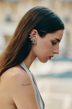 ZARA НАБОР ИЗ 2 СЕРЕГ-КАФФОВ СО СТРАЗАМИ, СЕРЫЙ