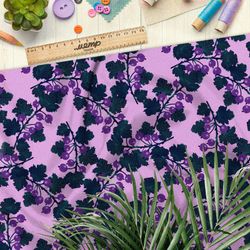 Ткань атлас затемнённая смородина на розовом фоне