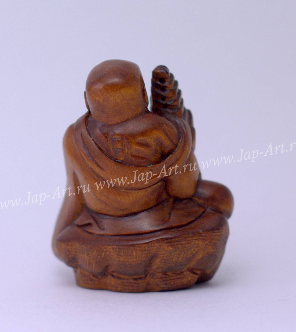 Нэцкэ Монах на камне с пирамидой