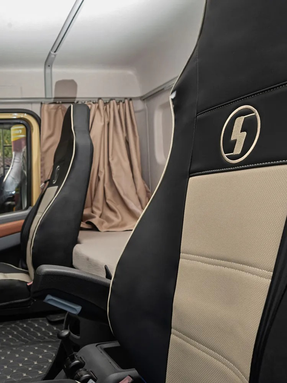 Чехлы Shacman X3000 рестайлинг 3D (экокожа, черный цвет, бежевая экокожа посередине, кант)