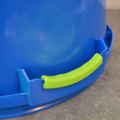 Бак 32л пищевой цветной с крышкой