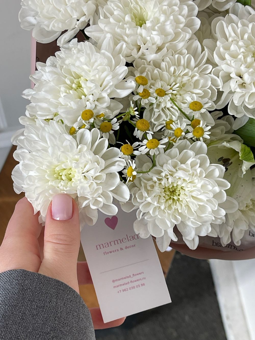 Авторский кулек из хризантемы, ромашки и альстромерии