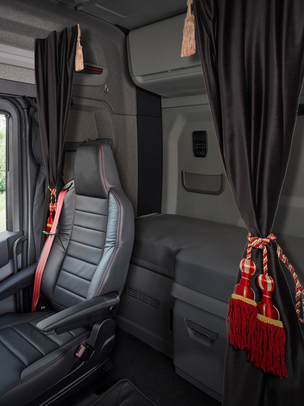 Шторы спального места с бахромой и кистями, с прихватами "Кисти" красные в кабину Volvo, Scania, MAN, DAF, Merc, Камаз, Sitrak, Shacman, Foton, FAW. Высота 1,45м, ширина одной стороны - 1,15м. Блэкаут, велюр. Черный цвет с красными кистями-прихватами