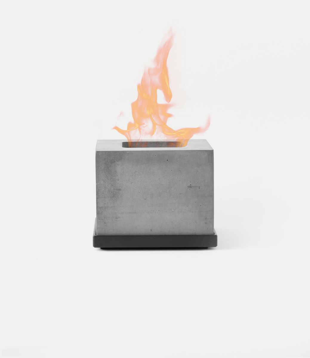 Flikrfire Fireplace Square Black — портативный камин из бетона