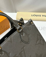 Серая сумка Louis Vuitton Onthego PM с узором монограм