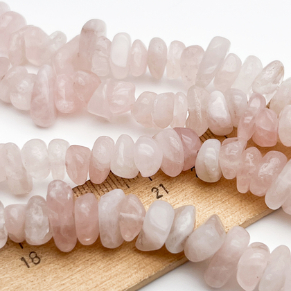 Розовый кварц бусины, крупная крошка, размер около 3-5*8-11 мм, цена за отрезок 19 см (1/2 нити)