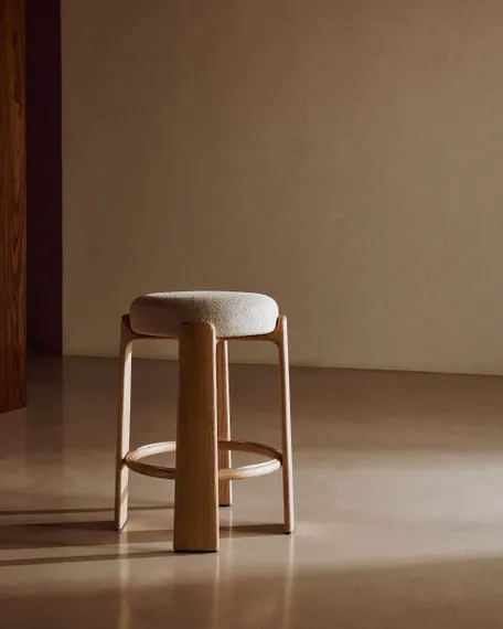 Полубарный табурет Granite 65 см, бежевый шенилл, массив ясеня в натуральном цвете