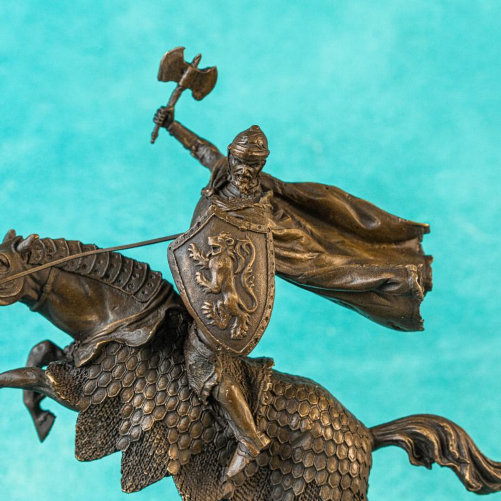 Настольная кабинетная скульптура «Конный рыцарь с топором»