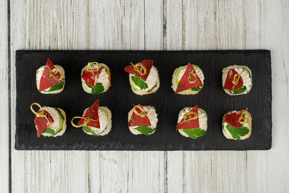 Канапе бастурма со сливочным сыром и огурцом