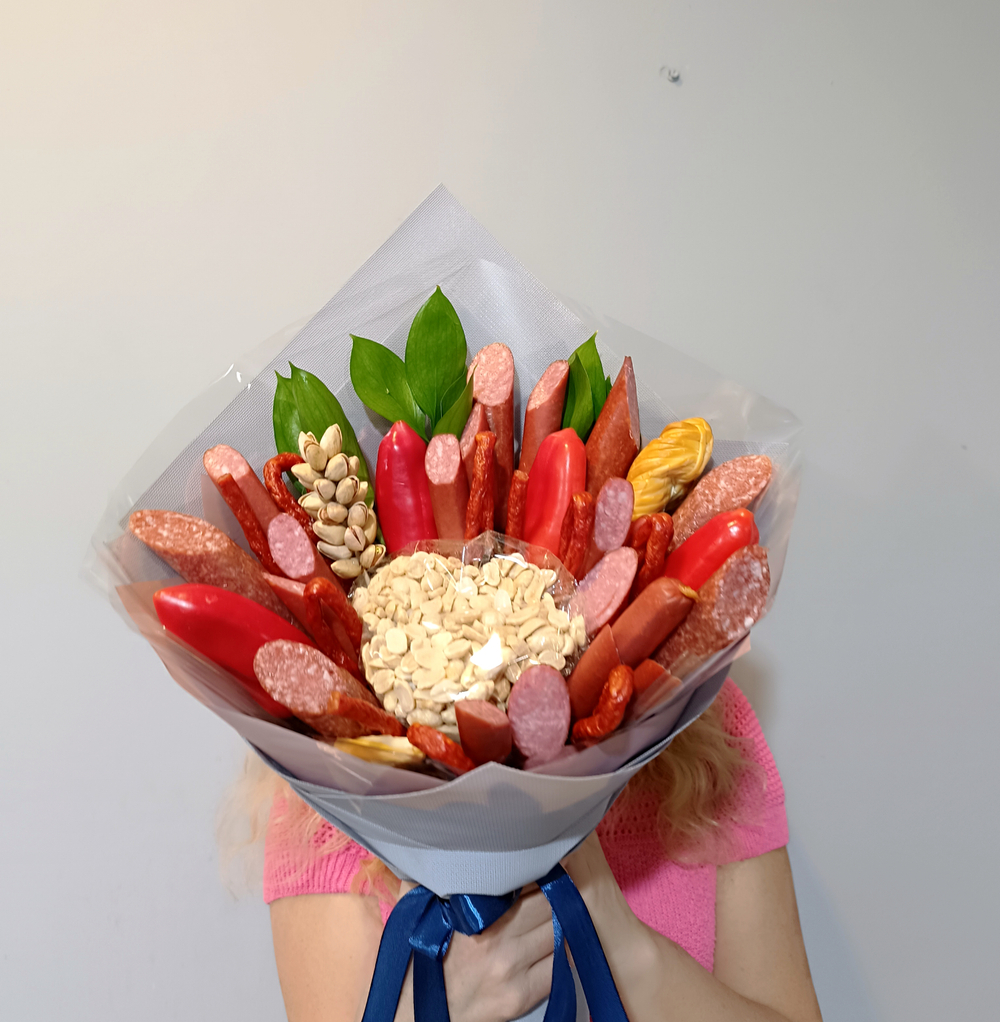 Съедобный букет с колбасками, орехами и перцем